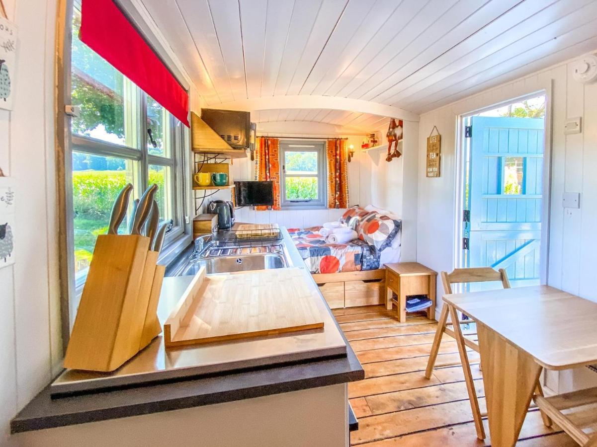 The Hideaway Hut - 1 Bed Shepherds Hut - *