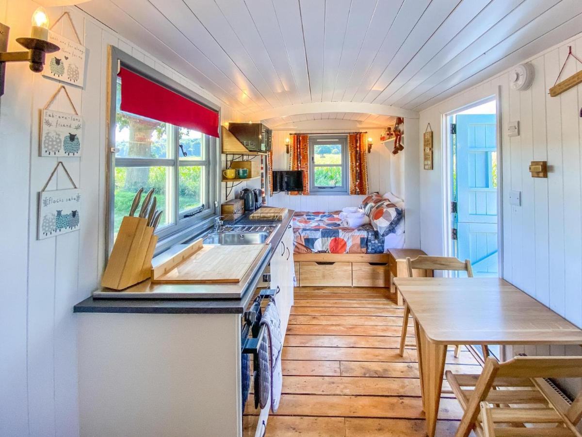The Hideaway Hut - 1 Bed Shepherds Hut - Hereford