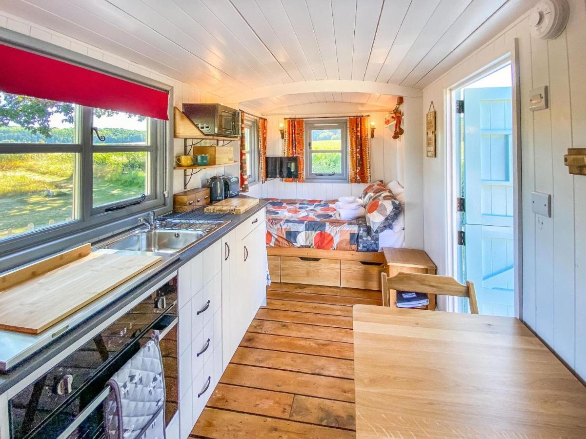 The Hideaway Hut - 1 Bed Shepherds Hut - Apartment *
